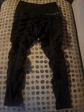 SKINNIFY S Black Ruched Performance Leggings